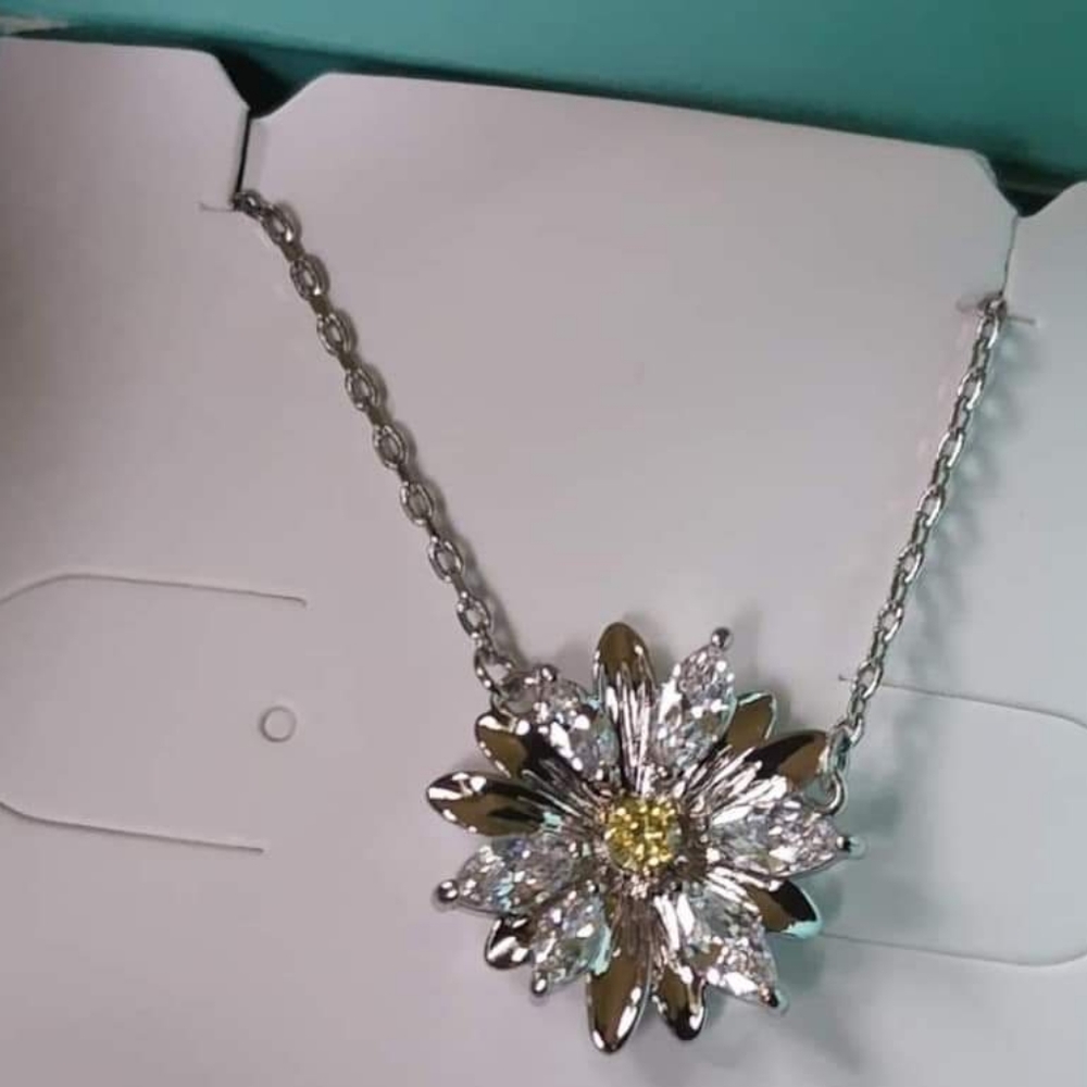 Origami owl flower necklace with stones new